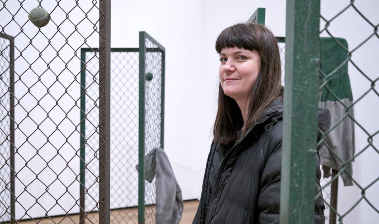 Sofia Hultén vor History in Imaginary Time (2012) im Museum Tinguely, 2018