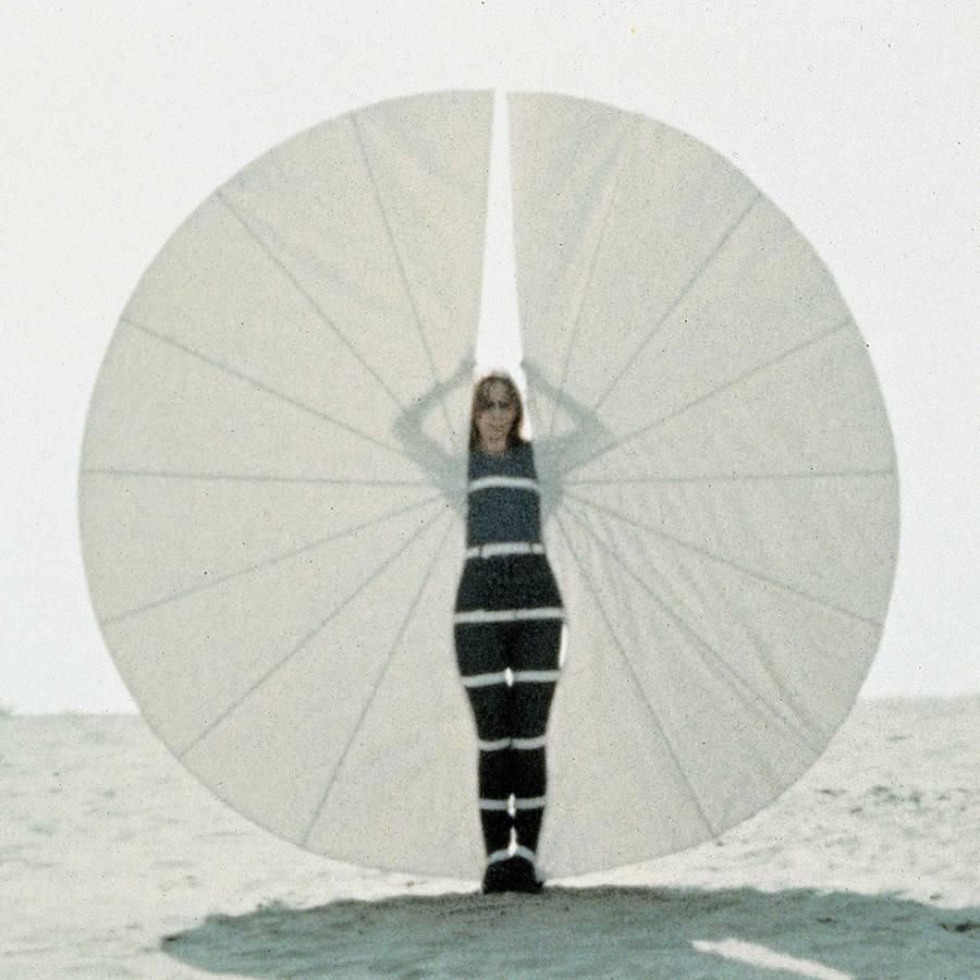 Rebecca Horn, Weisser Körperfächer, 1972, Filmstill © 2019: Rebecca Horn/ProLitteris Zürich