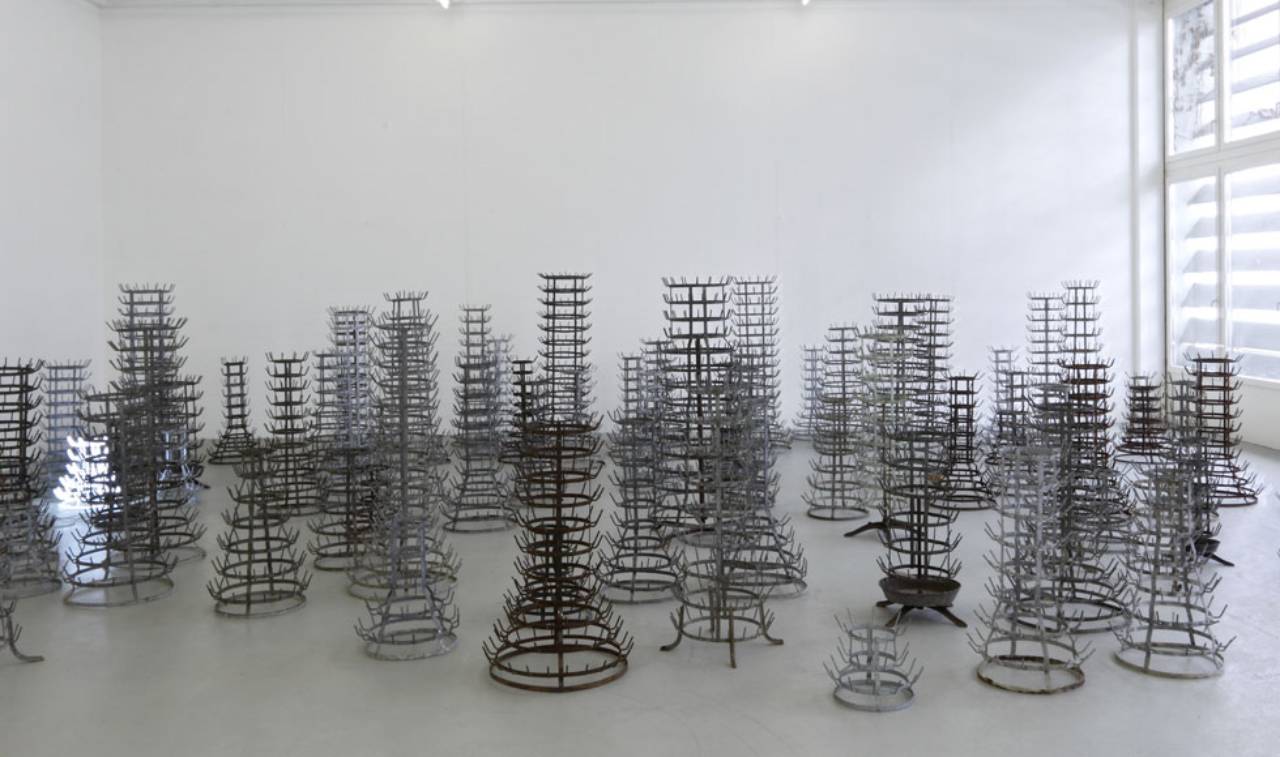 Bethan Huws, Forest, 2008–2009 88 bottle racks, neon piece, dimensions variable, installation view Courtesy of the artist & Galerie Tschudi, Zuoz © 2018 Bethan Huws, ProLitteris, Zurich; Photo: Stephan Rohner, St. Gallen
