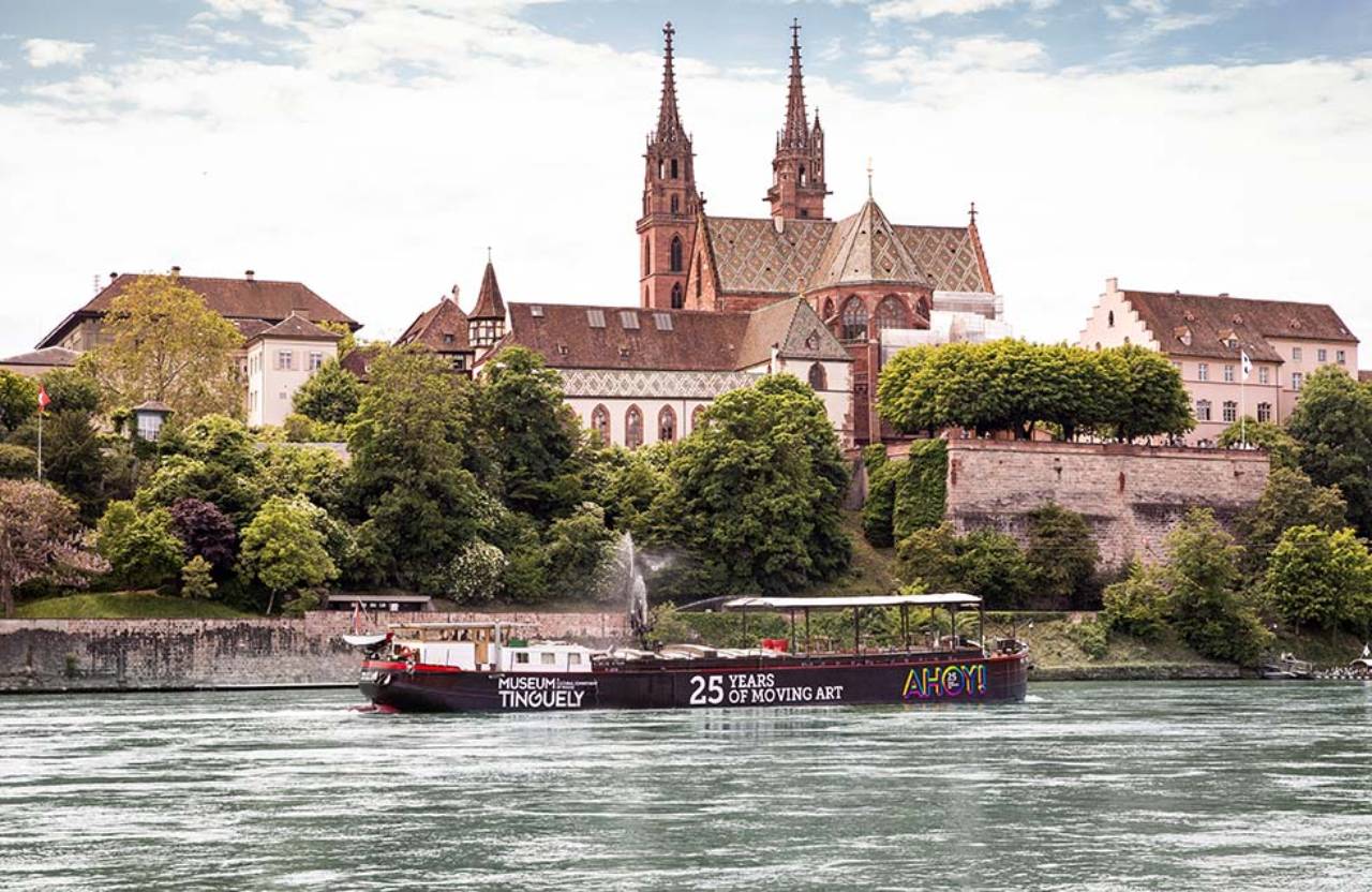 MS Evolutie mit Tinguelys Schwimmwasserplastik verabschiedet sich in Basel am 25. Juni auf dem Rhein