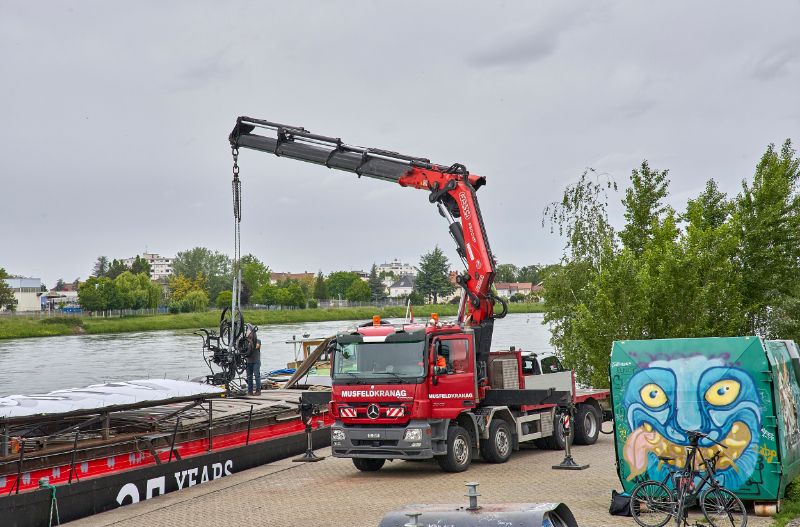 Montage von Tinguely Schwimmwasserplastik auf der MS Evolutie