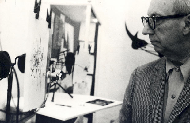 Hans Arp at the exhibition ‘les Méta - Matics de Tinguely: les sculptures qui peignent’ at the Galerie Iris Clert, Paris, 1959, Photo: Hansjörg Stoecklin Hans Arp at the exhibition ‘les Méta - Matics de Tinguely: les sculptures qui peignent’ at the Galerie Iris Clert, Paris, 1959, Photo: Hansjörg Stoecklin
